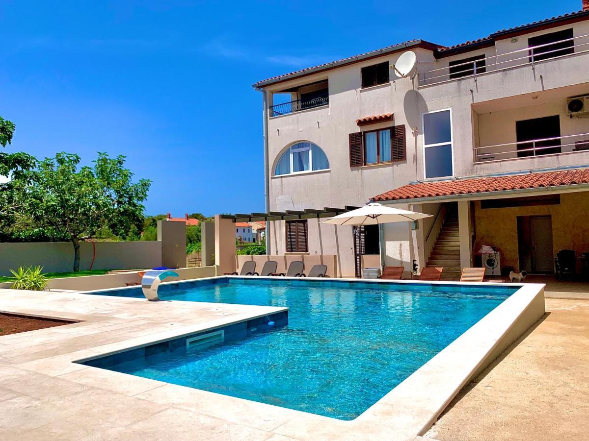Linc Rooms & Apartments Banjole Exterior photo